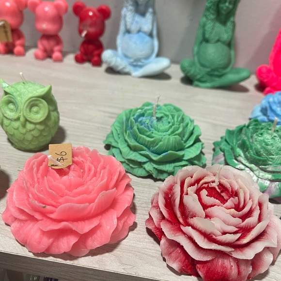 Flowers candles lots of different colors and designs - Picture 2 of 11